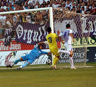 Pese al gol de Esparza, que remata en el segundo palo, el Jaén se quedó sin ascenso ante el Villarreal B, que remontó después