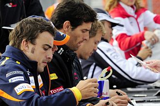 Alonso, firmando autgrafos en Silverstone.