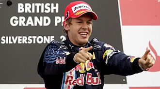 Vettel, en el podio de Silverstone celebrando su victoria.