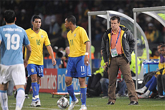 Dunga, seleccionador de Brasil, durante el partido ante Italia