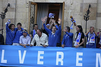 Los jugadores del Oviedo celebran su ascenso a Segunda B en la plaza del Ayuntamiento