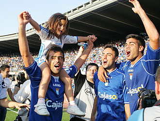 Redondo celebra junto a Momo y Aythami y con una joven aficionado el ascenso del Xerez a Primera divisin, una categora a la que regresa el lateral