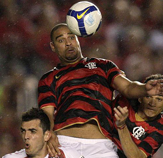 Adriano jugando con el Flamengo