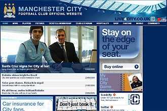 La web del Manchester City, con una foto de Santa Cruz en el momento de estampar su firma como nuevo jugador del City