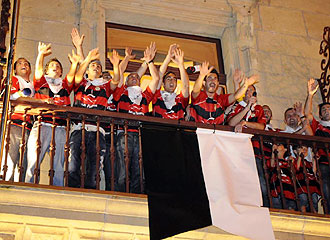 Los jugadores del Real Unión celebraron en el balcón del Ayuntamiento de Irún el ascenso a Segunda división
