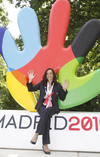 Mercedes Coghen posa con el logotipo de la candidatura madrilea.