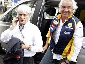 Flavio Briatore llega al circuito de Silverstone acompaado por Bernie Ecclestone.