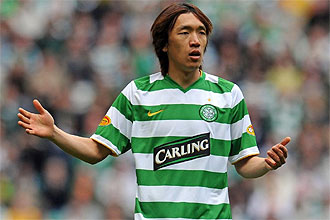 Shunsuke Nakamura, con gesto serio durante un partido con el Celtic de Glasgow.