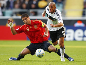 Raúl García trata de frenar a Ashkan Dejagah (Alemania) durante la Eurocopa sub21.
