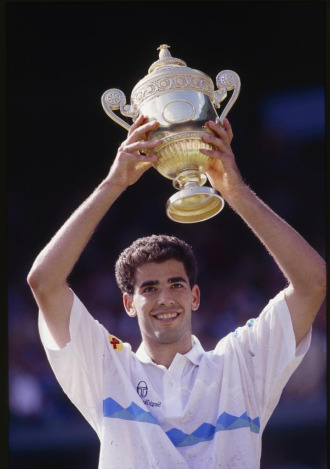 Pete Sampras levanta el trofeo de Wimbledon.