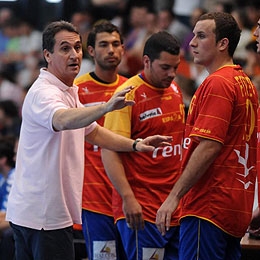 Valero Rivera, dando instrucciones a los jugadores espaoles.