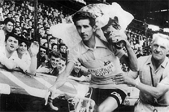 Federico Martn Bahamontes saluda al pblico del Parque de los Prncipes tras conquistar el Tour de Francia de 1959.