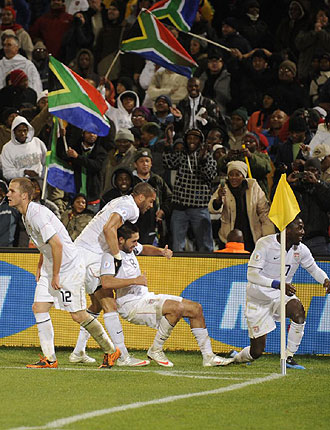 Los aficionados sudafricanos celebran uno de los goles de Estados Unidos