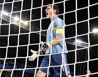 Casillas grita de rabia por el gol recibido.