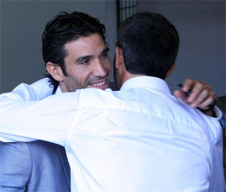 Fernando Sanz y Muiz se abrazan durante el Racing-Mlaga de esta temporada