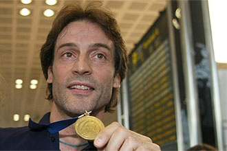 Rafa Pascual ensea la medalla de oro tras ganar Espaa el Europeo de 2007.