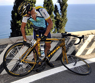 Lance Armstrong revisando su bicicleta