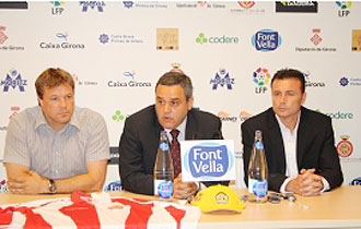 Cristobal Parralo en su presentaci�n como nuevo entrenador del Girona, junto al presidente Josep Gus� (en el centro) y el director deportivo Javier Salamero (a la izquierda)
