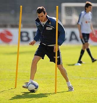 Xabi Castillo realizando un ejercicio de habilidad en un entrenamiento de la Real Sociedad