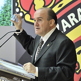 El presidente del Real Zaragoza, Eduardo Bandrs, durante un acto del equipo.