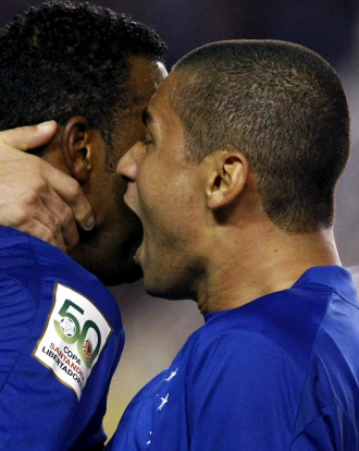 Wellington Paulista celebra un gol de Cruzeiro con su compañero Fabinho.