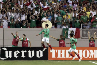 Omar Arellano celebra un gol con México.