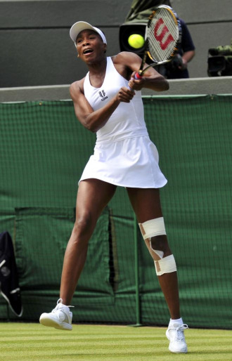 Venus Williams devuelve una pelota ante Kateryna Bondarenko.