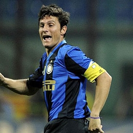 Zanetti, capitn del Inter de Miln, celebra un gol con su equipo.