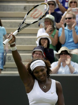 Serena Williams saluda al respetable tras una victoria en Wimbledon.
