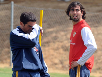 Crespo, junto a Manolo Jimnez en un entrenamiento del Sevilla.
