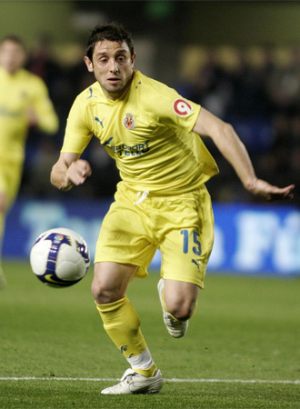 Nihat corre con el baln durante un partido con el Villarreal.