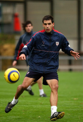 Javi Casas, durante un entrenamiento con el Athletic.