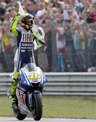 Rossi celebra su victoria nmero 100.