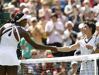 Venus Williams y Carla Surez se saludan despus del partido.