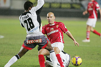 Movilla entra al baln ante Kitoko en un partido del Murcia ante el Albacete en La Condomina