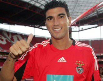 Reyes, en su presentacin como jugador del Benfica.