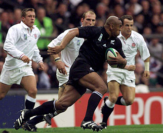 Jonah Lomu se escapa de Wilkinson y Dallaglio durante el Nueva Zelanda-Inglaterra del Mundial de 1999