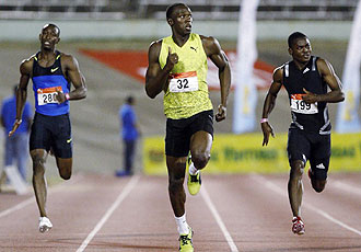 Usain Bolt se impone en los 200 metros de los Nacionales de Jamaica entre sus compatriotas Ainsley Waugh (izq.) y Steve Mullings