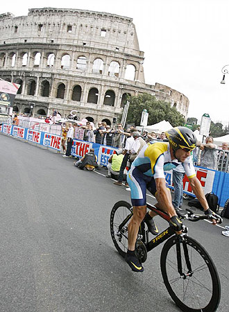 Lance Armstrong pasa por delante del Coliseo romano durante una etapa del Giro de Italia