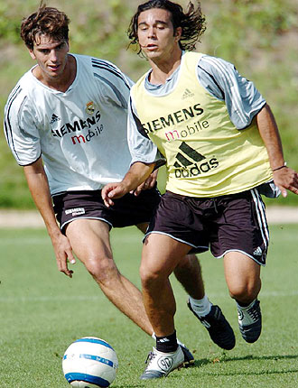 Diego Lpez, junto a Pavn, durante un entrenamiento del Real Madrid en septiembre de 2004