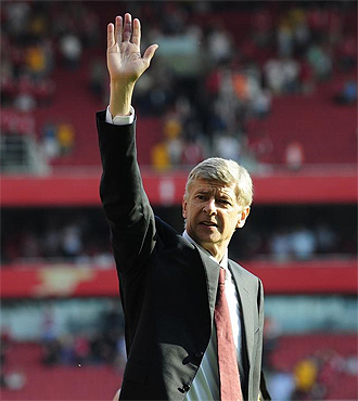 Wenger saluda a los aficionados del Arsenal.