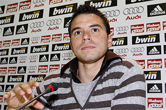 Javier Saviola, durante una rueda de prensa con el Madrid