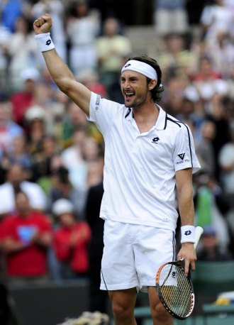 Juan Carlos Ferrero celebra una victoria en Wimbledon.