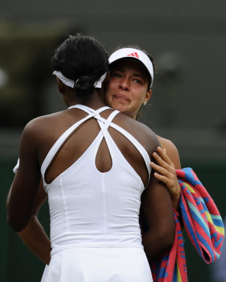 Venus Williams abraza a una llorosa Ana Ivanovic cuando la serbia abandona por lesin.