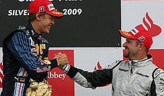Vettel y Barrichello, en el podio de Silverstone
