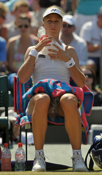 Elena Dementieva se pone hielo en su choque ante Francesca Schiavone.