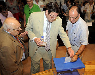 Rafael Candel, en el momento de votar en la ltima asamblea del club manchego