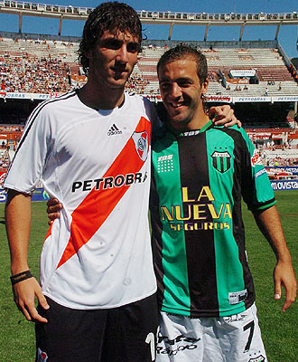 Federico Higuain posa junto a su hermano Gonzalo antes del partido de la Liga argentina entre River y Nueva Chicago de marzo del 2007