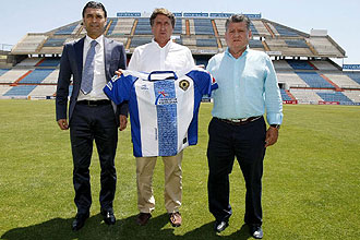 Paquito, director deportivo, Esteban Vigo y el presidente Vicente Botella
