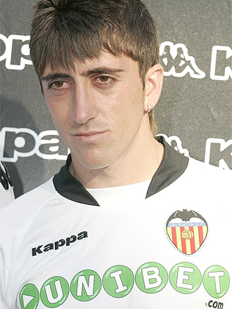 Pablo Hernndez con la nueva camiseta del Valencia.